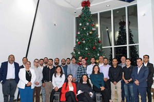 Grupo de 16 especialistas en plásticos de México, quienes celebraron su graduación junto a capacitadores de Arburg y el TEC de Monterrey.