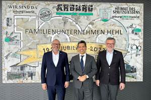 El embajador de México, Francisco Quiroga (centro), con los directores generales de Arburg, Guido Frohnhaus (izquierda) y el Dr. Armin Schmiedeberg, durante su plática en las instalaciones de Arburg en Alemania.