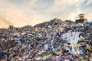 La impactante acumulación de desechos plásticos en el medioambiente refleja el desafío global en la gestión de residuos. 