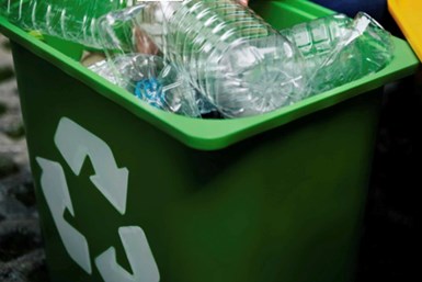 El proceso esencial del reciclaje de envases plásticos parte de las estrategias sustentables en la gestión de residuos plásticos. 