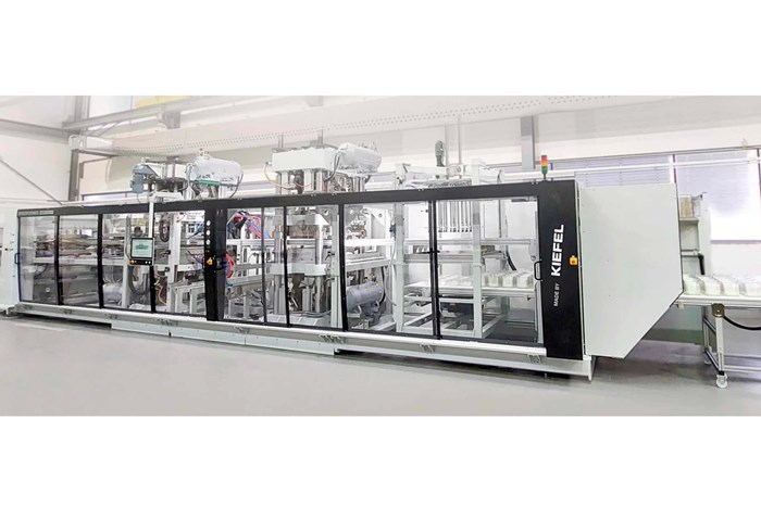 La nueva Speedformer KMD 90.1 Premium de Kiefel fabrica tapas de PET reciclado con eficiencia y calidad en NPE2024.