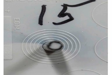 Fig. 3 Aquí se muestra el disparo número 15 de una transición de negro a gris (sin purga). El anillo negro en el exterior del bebedero indica flujo de arrastre en la boquilla GP.