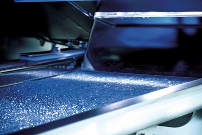 El sistema de inspección y clasificación de SIKORA, que evita la contaminación metálica en los pellets de plástico utilizados para la fabricación de cables eléctricos, llega a su décimo aniversario.  