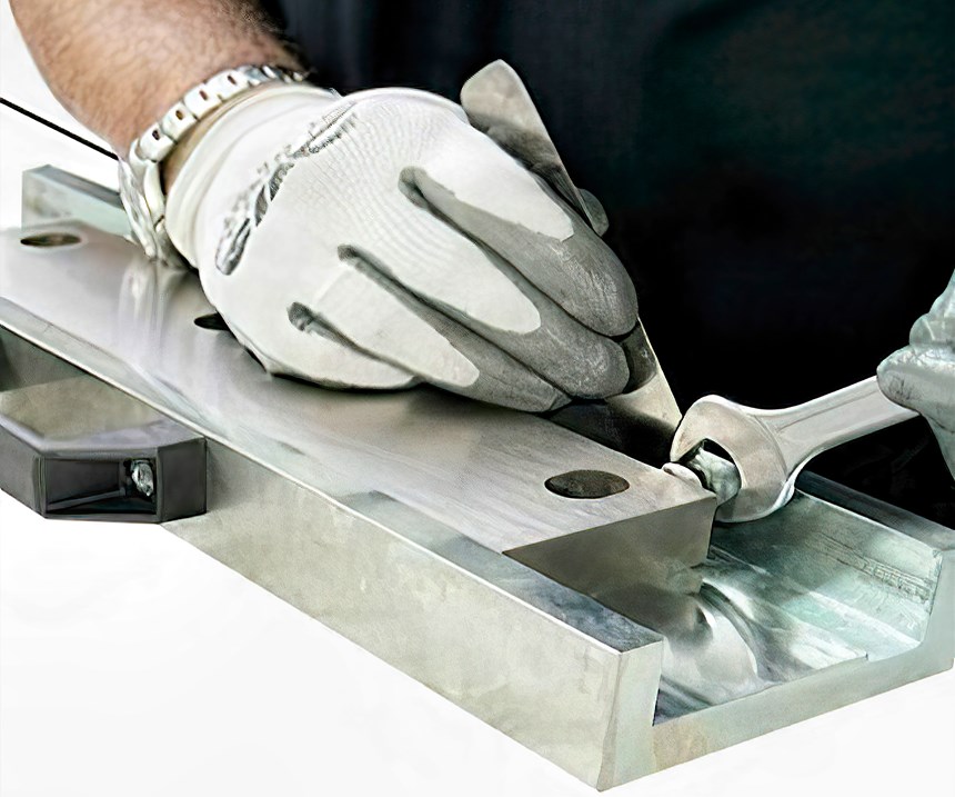Fixturing simplifies knife reinstallation and positioning.