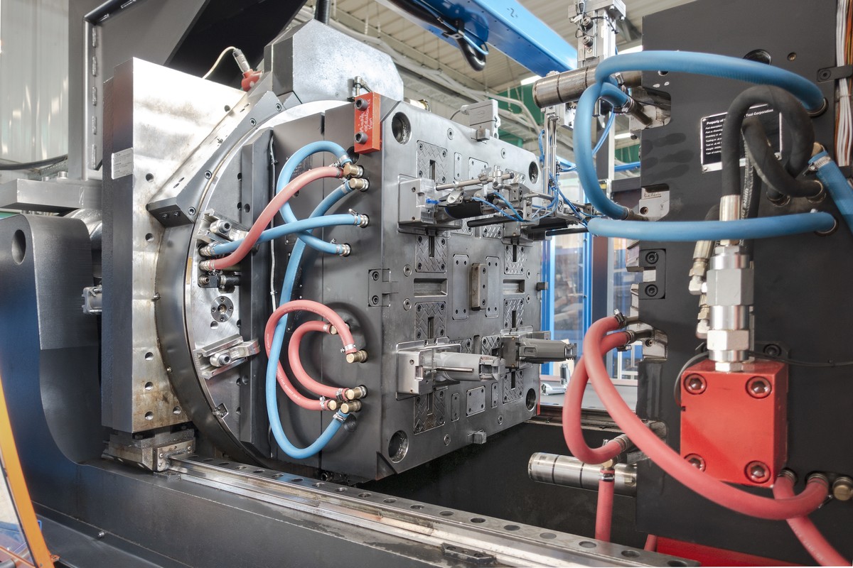 Net Molder Molder Opts for Machine Flexibility for Complex Jobs | Plastics Technology