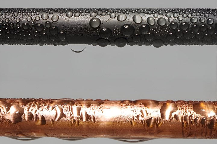Image of two condenser pipes, one coated with a super hydrophobic coating, showing condensation forming.