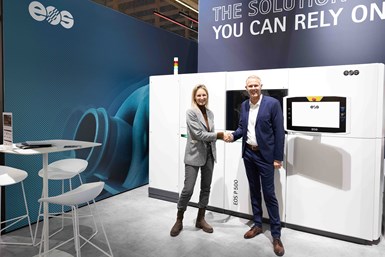 (left to right) Marie Langer, EOS CEO, and Stephan Rösler, President & CEO of Rösler Oberflächentechnik, shake hands after announcing the companies’ collaboration. Photo Credit: EOS