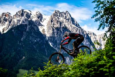 CNT-enhanced carbon fiber strengthens mountain bike team's race wheels