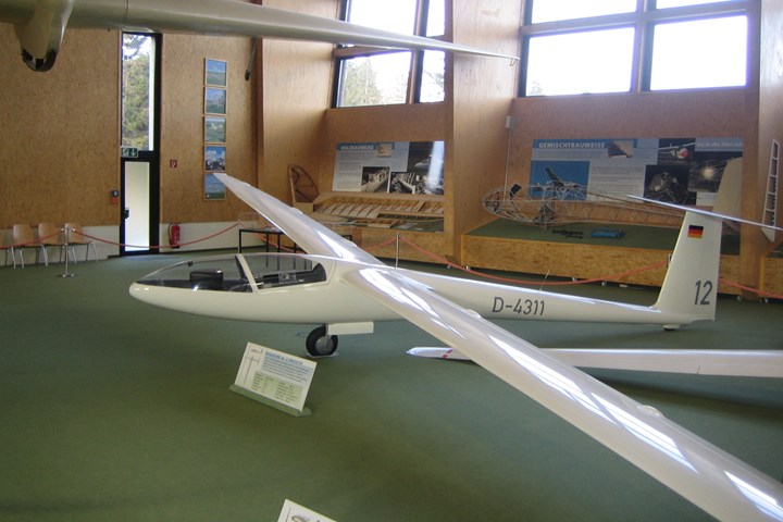 ASW-12 sailplane derived from the “Gummiflügel” prototype.
