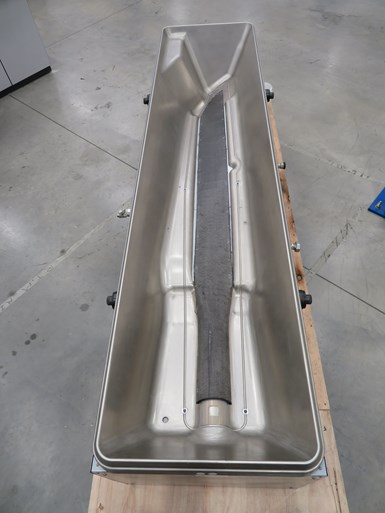 vacuum forming tool for consolidating blade spar preforms