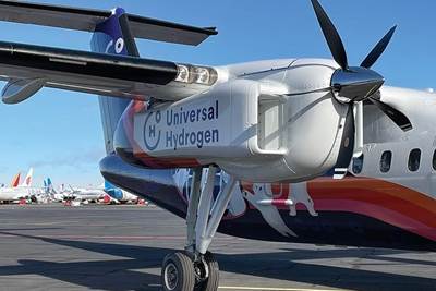 Carbon fiber Hartzell propeller drives fuel cell-powered Dash 8
