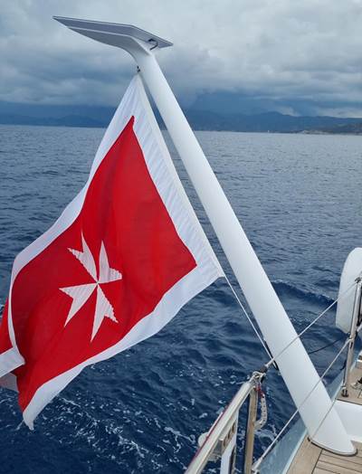 BMComposites antenna flag pole addresses yacht connectivity challenges