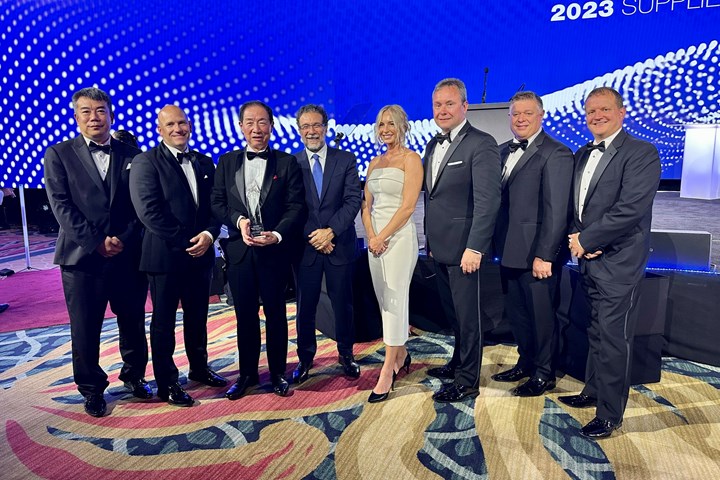 Toray personnel receiving Boeing award.