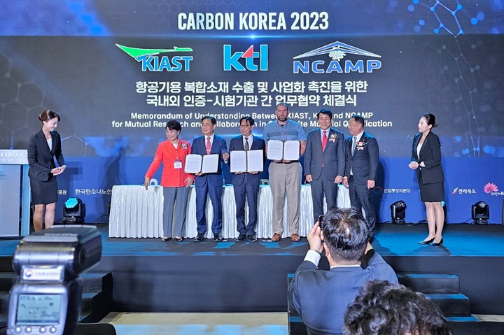 MOU announcement on stage at Carbon Korea 2023.