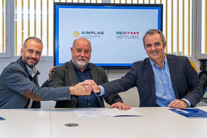 Aimplas and Redit Ventures personnel shaking hands.