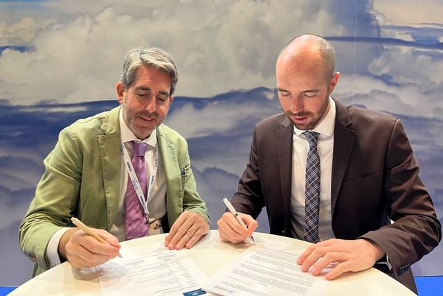 Oscar Lara from Crisalion Mobility and Bluenest by Globalvia’s Ignacio Rodriguez sign the MOU