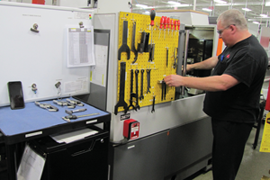 Los principios de la manufactura lean ayudan a los operadores de máquinas como Dan Szczepanski, quien dirige uno de los tornos CNC tipo suizo Citizen de Micron.