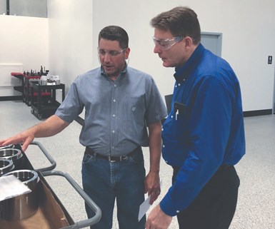 El propietario del taller, James Wells, le muestra a Carsten Witthuser, gerente general de Blaser Americas, piezas de precisión mecanizadas en Wells Manufacturing, en Houston. 