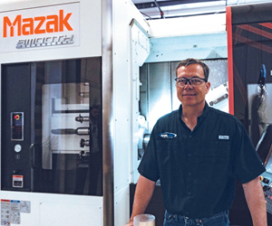 Jim Rust, presidente de Whirlwind Propellers, se encuentra junto a la máquina multitarea Mazak Integrex i-200S que ha ayudado a reducir los tiempos de producción, mejorar la precisión de mecanizado y reducir los gastos operativos de su taller.
