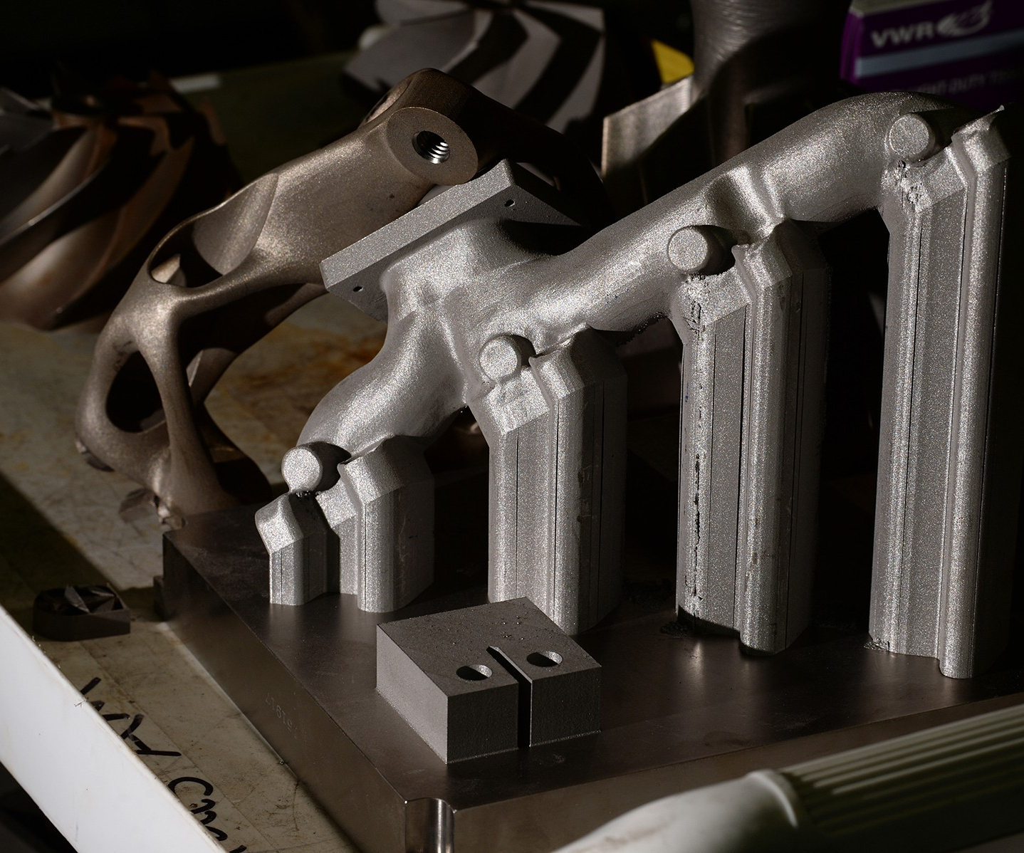Una mesa contiene piezas de metal creadas por una impresora 3D en el Laboratorio de Investigación del Ejército en Aberdeen Proving Ground, en Maryland. (Foto: EJ Hersom – Army.mil)