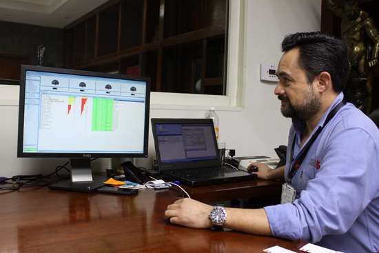 Desde su monitor en el escritorio de su oficina, el Gerente General de B&S Industrial de México, José Luis Benítez, puede hacer una inspección de cualquiera de las 25 máquinas-herramienta del piso del taller mediante la tecnología MTConnect.
