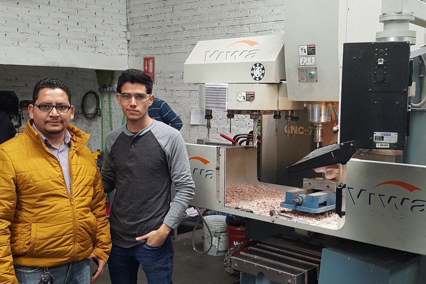 Ramón Casillas (izquierda) junto a uno de sus alumnos del Instituto Tecnológico de Delicias, que ahora trabaja con él en su taller. Creer en el talento y el conocimiento ha sido parte del éxito vertiginoso de SEMAIN.