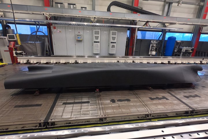 La Ingersoll MasterPrint puede imprimir en 3D moldes y piezas de hasta 30.48 metros de largo, 6.71 metros de ancho y 3.05 metros de alto a velocidades de impresión de hasta 226.8 kilogramos por hora.