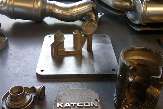 En el equipo de impresión en 3D de Renishaw, Katcon produce subensambles para tubo con sensor, subensambles de conos, conchas de entrada para el sistema de escape y subensambles de bridas con tubos.