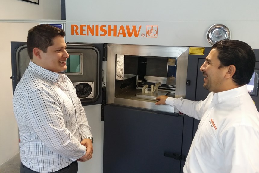 La cooperación entre Alberto Serna, Ingeniero de Herramentales de Katcon (izquierda), y Salomé Sánchez, ingeniero de aplicaciones de Renishaw, ha sido clave para el uso de la tecnología de la manufactura aditiva en el desarrollo de herramentales y prototipos de Katcon.