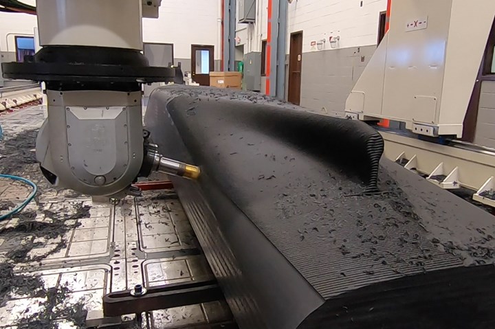 El cabezal de fresado de la máquina MasterPrint retira el material termoplástico impreso en 3D y acaba los contornos de este barco de carga a escala.