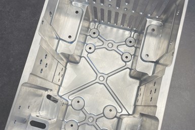 Las piezas difíciles de mecanizar, como este bloque de aluminio billet 6061 para un cliente aeroespacial, requerían la versatilidad y rigidez de los soportes y extensiones de Haimer.