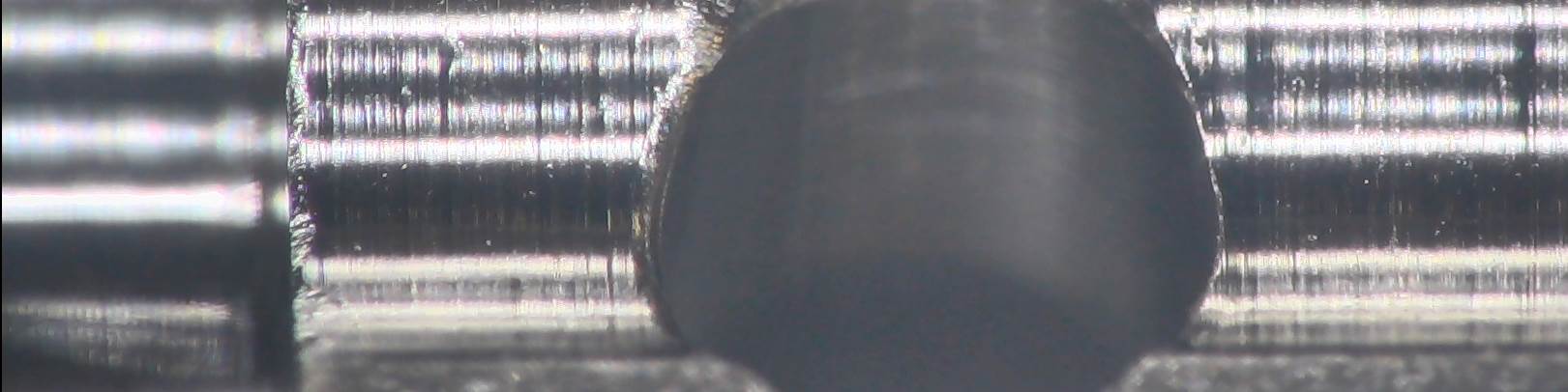La Orbitool, de J.W. Done, que utiliza un disco para proteger las partes correctamente acabadas de los agujeros de perforación, se desprende de la pared en la intersección entre los agujeros para permitir que la cortadora proceda al desbarbado selectivo.