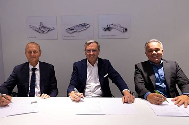 Nueva cooperación en la producción de baterías: los CEO de Grob (German Wankmiller, izquierda), Dürr (Dr. Jochen Weyrauch, centro) y Manz (Martin Drasch) firman el contrato.