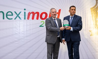 Eduardo Tovar, director editorial de Modern Machine Shop México (a la izquierda) entrega el reconocimiento a la “Empresa del año en manufactura de moldes” a Antonio Mendoza, director de Moldes Mendoza.