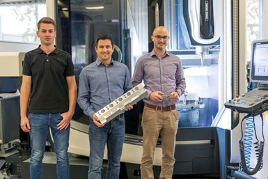 Mapal ha estado trabajando intensamente en bastidores de baterías y en el desarrollo de la estrategia de mecanizado óptima para ellos (de izquierda a derecha): Andreas Wolf, ingeniero de pruebas; Florian Hofmeier, Component Manager Driveline; y Michael Kucher, Component Manager E-Mobility. 