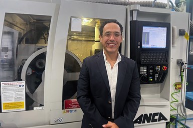 Edwin Juárez, director general de SJ Tools frente a la máquina Anca MX7.
