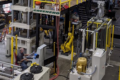 Greenerd Press & Machine Co. ha diseñado, construido e instalado una celda de producción automatizada de dos prensas y dos robots.