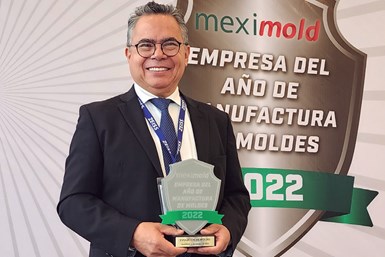 Jorge Ayala, director de Evolución en Moldes recibe la distinción “Empresa del año en manufactura de moldes” durante Meximold 2022.