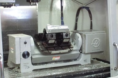 El centro de mecanizado de cinco ejes ofrece recorridos de ±120 grados en A y 360 grados en B. Actualmente, el taller cuenta dos de estas máquinas.