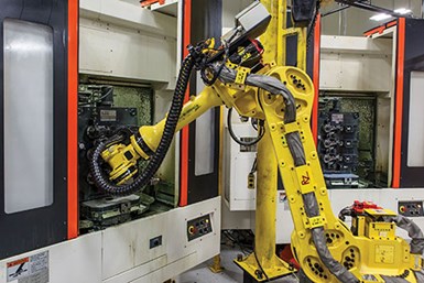 La celda de mecanizado automatizada de Metaldyne está compuesta por dos centros de mecanizado horizontal Nexus (HCN) 400-II, atendidos por un robot autónomo FANUC.