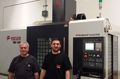 Bruce y Bradd Sarro junto al centro de mecanizado Feeler VMP-1100S, introducido en 2011, que redujo tiempos de ciclo en producción