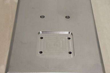 Placa de aluminio con agujeros extremos maquinados gracias al desplazamiento del centro de mecanizado vertical Feeler.