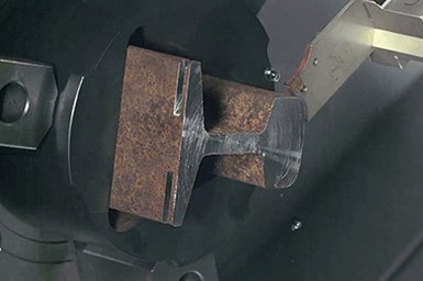 La primera parte del video muestra el nuevo sistema de tronzado de piezas Tang-Grip, de Iscar, cortando rebanadas de un riel ferroviario.