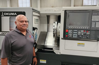 Fernando Olivares, gerente de planta de GMG Machining, supervisa de cerca el proceso de mecanizado en una de las máquinas Okuma del taller.