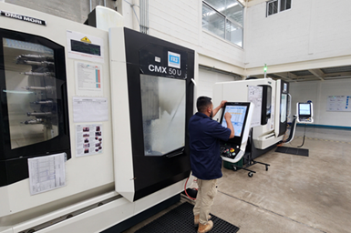 El centro de mecanizado DMG CMX 50U dispone de una mesa giratoria con total accesibilidad para el mecanizado completo, con tecnología de cinco ejes y compensación térmica para los procesos de producción de las placas fabricadas por Traufix.