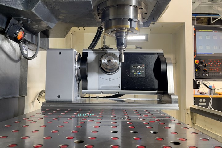 Dentro del VMC, de Mazak, la mesa Lehmann está situada en el extremo derecho de la mesa de trabajo, lo que permite ubicar prensas adicionales para realizar operaciones de mecanizado a la izquierda.