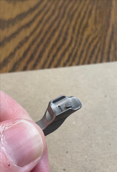 Las tolerancias de sujeción medidas en décimas en piezas como este componente de ensamblaje de herramientas quirúrgicas requieren las herramientas de corte más pequeñas.