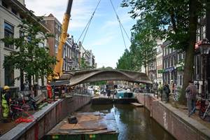 Instalan en Ámsterdam el primer puente de acero impreso en 3D del mundo 