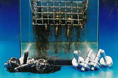 D-Greeze 500-LO的积极清洁行动渗透，溶解，并去除润滑油，油脂，cosmolin，粘胶沉积物和其他污染物。图片来源:溶剂Kleene