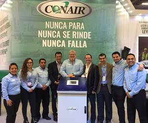 En el centro de la imagen Bill Hriscina, gerente general de Conair Mexicana, junto con el equipo de la compañía en México.